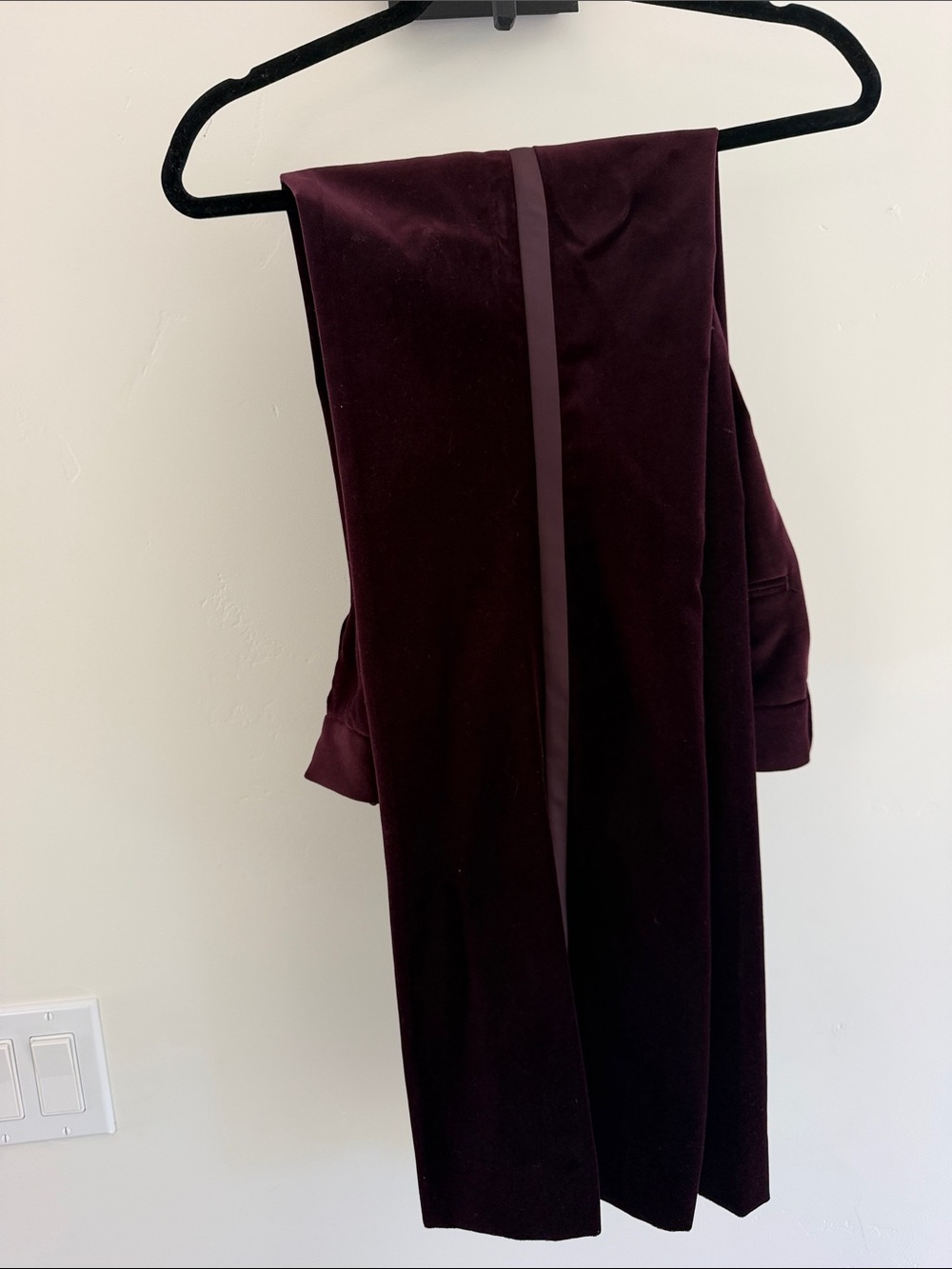 REISS Velvet Suit in Burgendy - Picture 6 of 11
